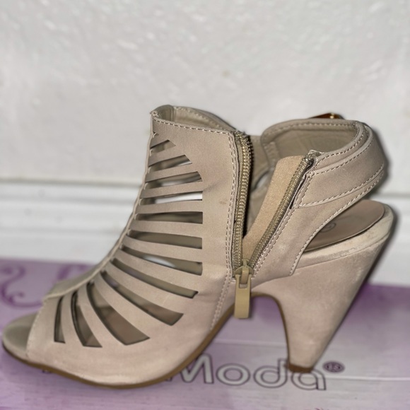 low-heeled sandals. - Picture 3 of 6